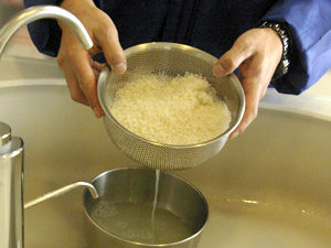 (2)洗米します。