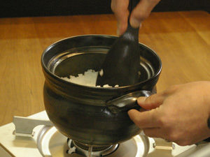 (6)炊き上がったらすぐに蓋を開けずに、約15分程度蒸らします。蒸らすことでお米がふっくら炊き上がります。